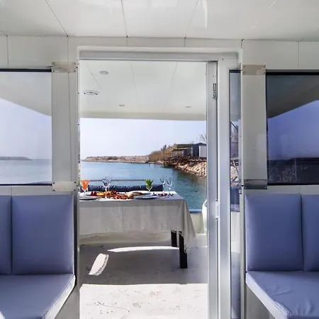Karci Yacht Charter *